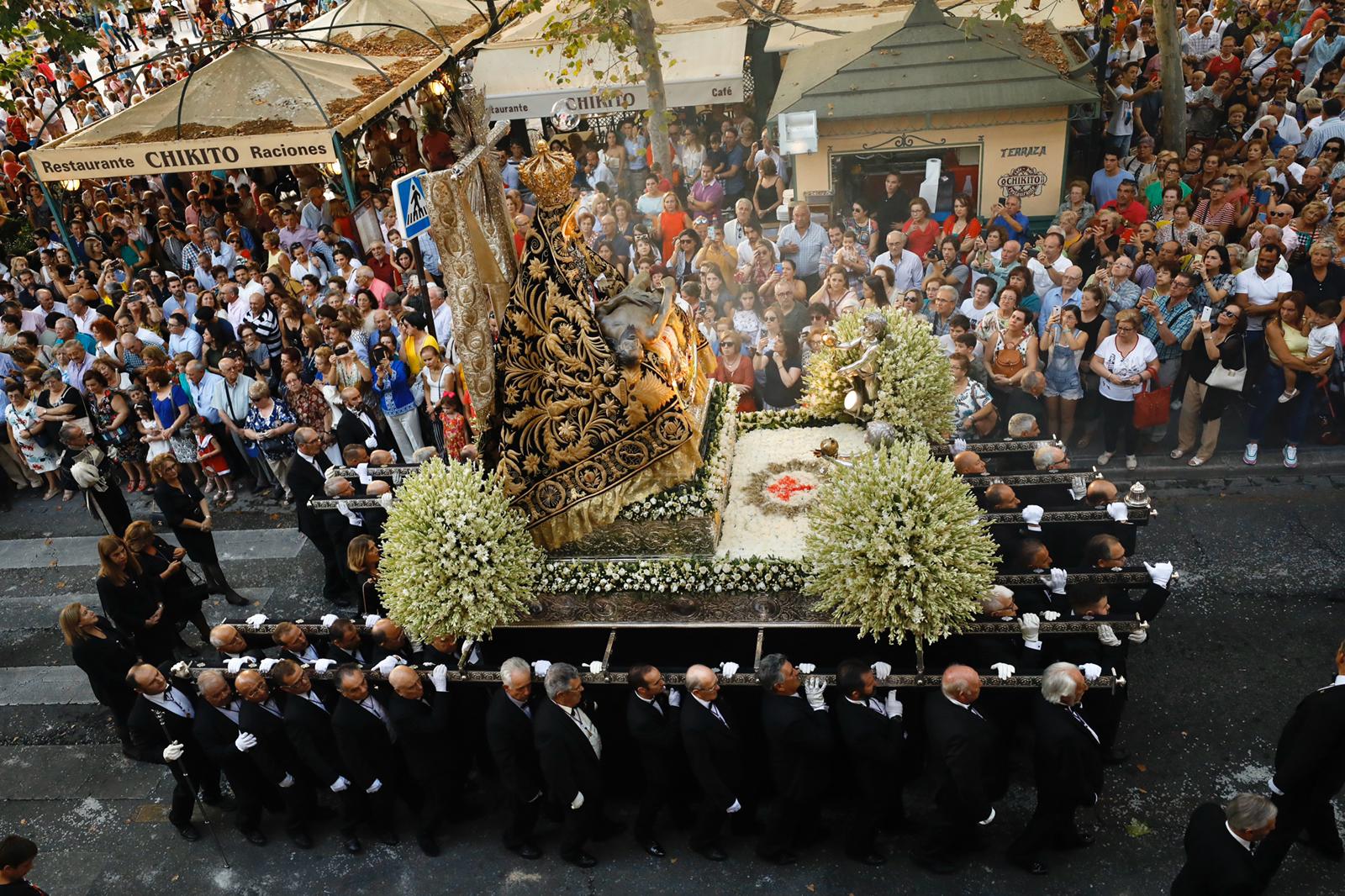 Miles de granadinos y andaluces se han dado cita este domingo en el Centro de la ciudad para acompañar a la Patrona 