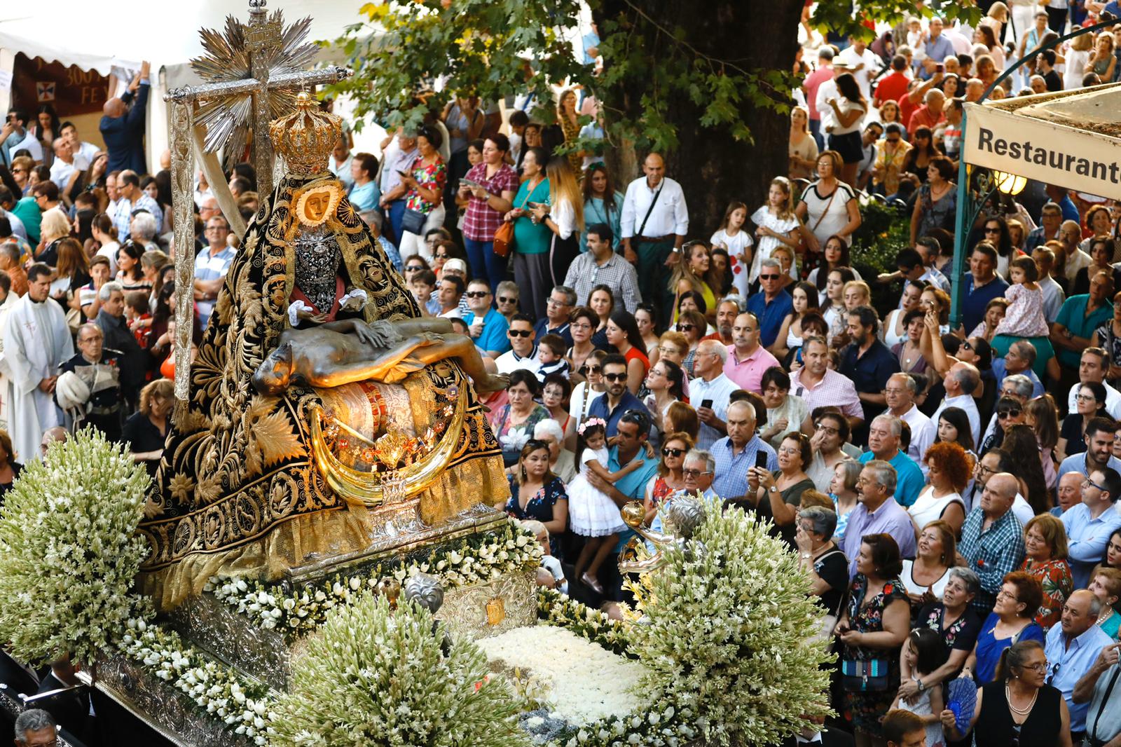 Miles de granadinos y andaluces se han dado cita este domingo en el Centro de la ciudad para acompañar a la Patrona 