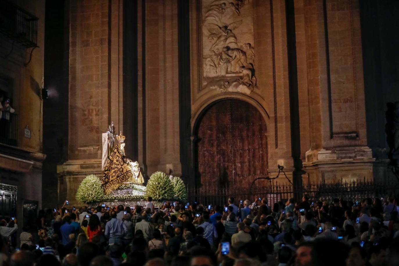 Miles de granadinos y andaluces se han dado cita este domingo en el Centro de la ciudad para acompañar a la Patrona 