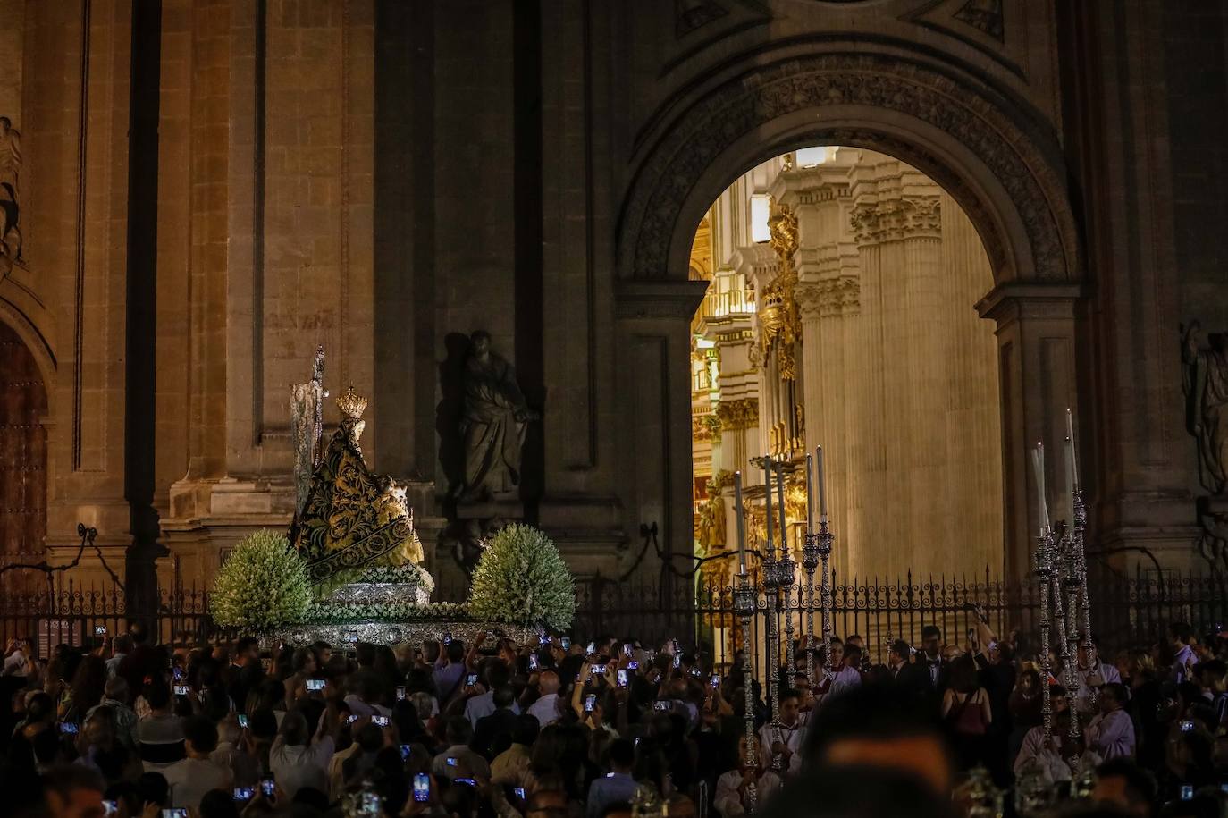 Miles de granadinos y andaluces se han dado cita este domingo en el Centro de la ciudad para acompañar a la Patrona 