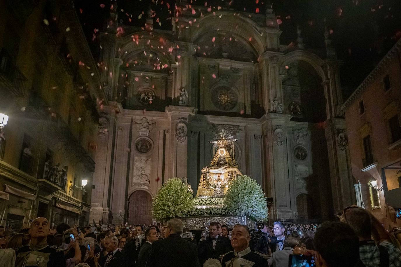 Miles de granadinos y andaluces se han dado cita este domingo en el Centro de la ciudad para acompañar a la Patrona 