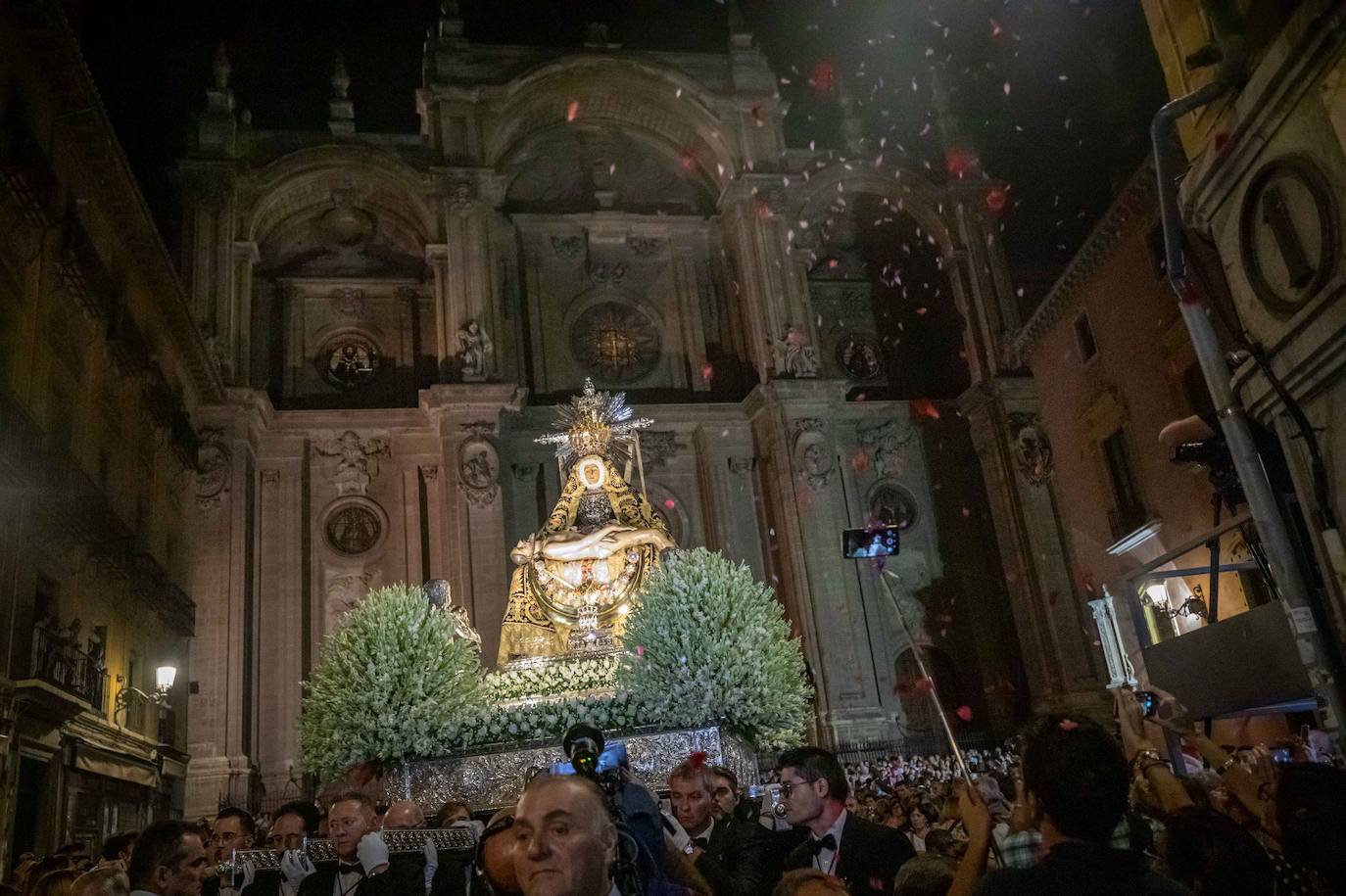 Miles de granadinos y andaluces se han dado cita este domingo en el Centro de la ciudad para acompañar a la Patrona 