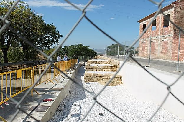 Vista de una parte de los restos que se han sacado a la luz, junto a las casas.