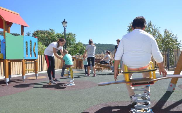 Los niños pasan las mañanas en el parque al no ir a clase.