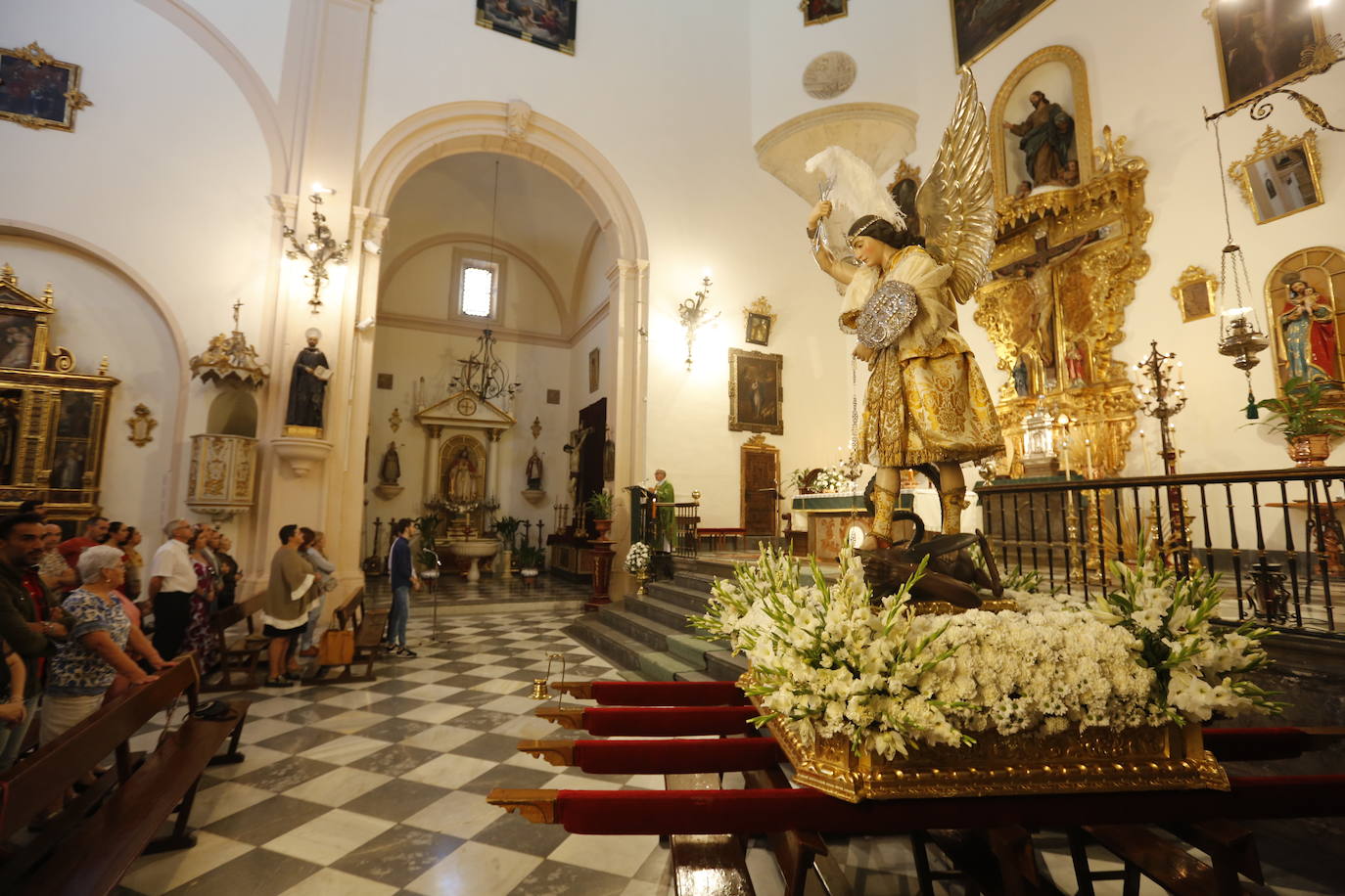 La Romería de San Miguel en el Albaicín y los puestos en la Carrera anticipan una tarde espléndida de devoción a la Virgen de las Angustias 