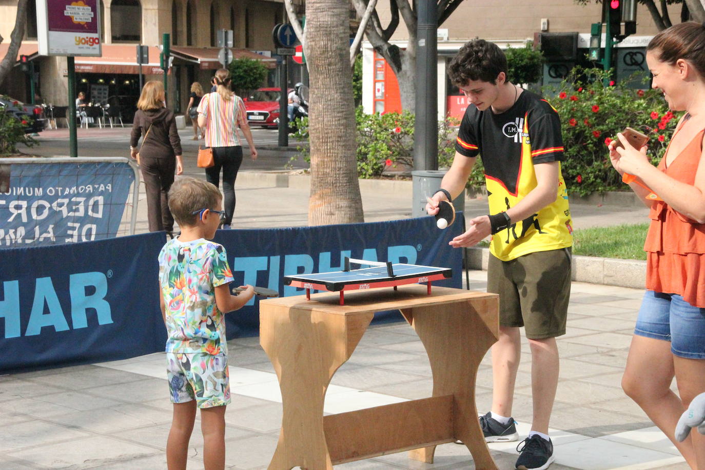 Miles de almerienses han participado en la actividad 'Muévete en la calle: actívate' programada para promocionar la práctica deportiva con casi una treintena de exhibiciones deportivas