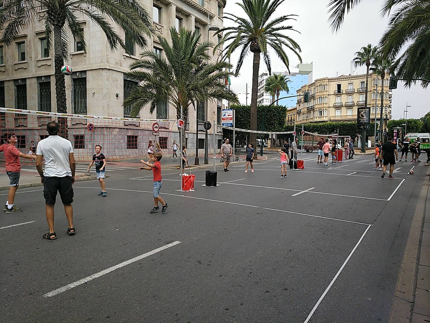 Miles de almerienses han participado en la actividad 'Muévete en la calle: actívate' programada para promocionar la práctica deportiva con casi una treintena de exhibiciones deportivas