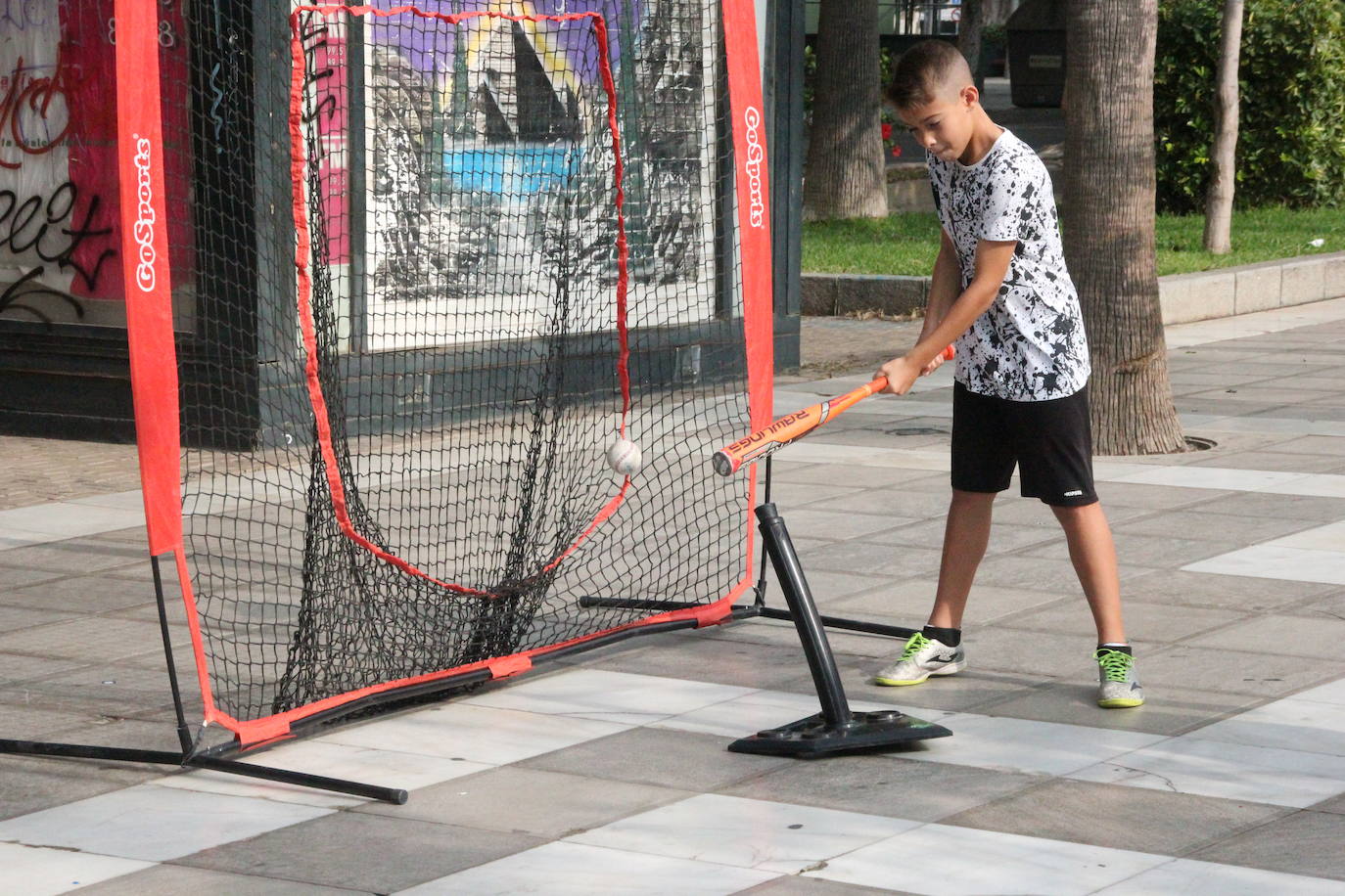 Miles de almerienses han participado en la actividad 'Muévete en la calle: actívate' programada para promocionar la práctica deportiva con casi una treintena de exhibiciones deportivas