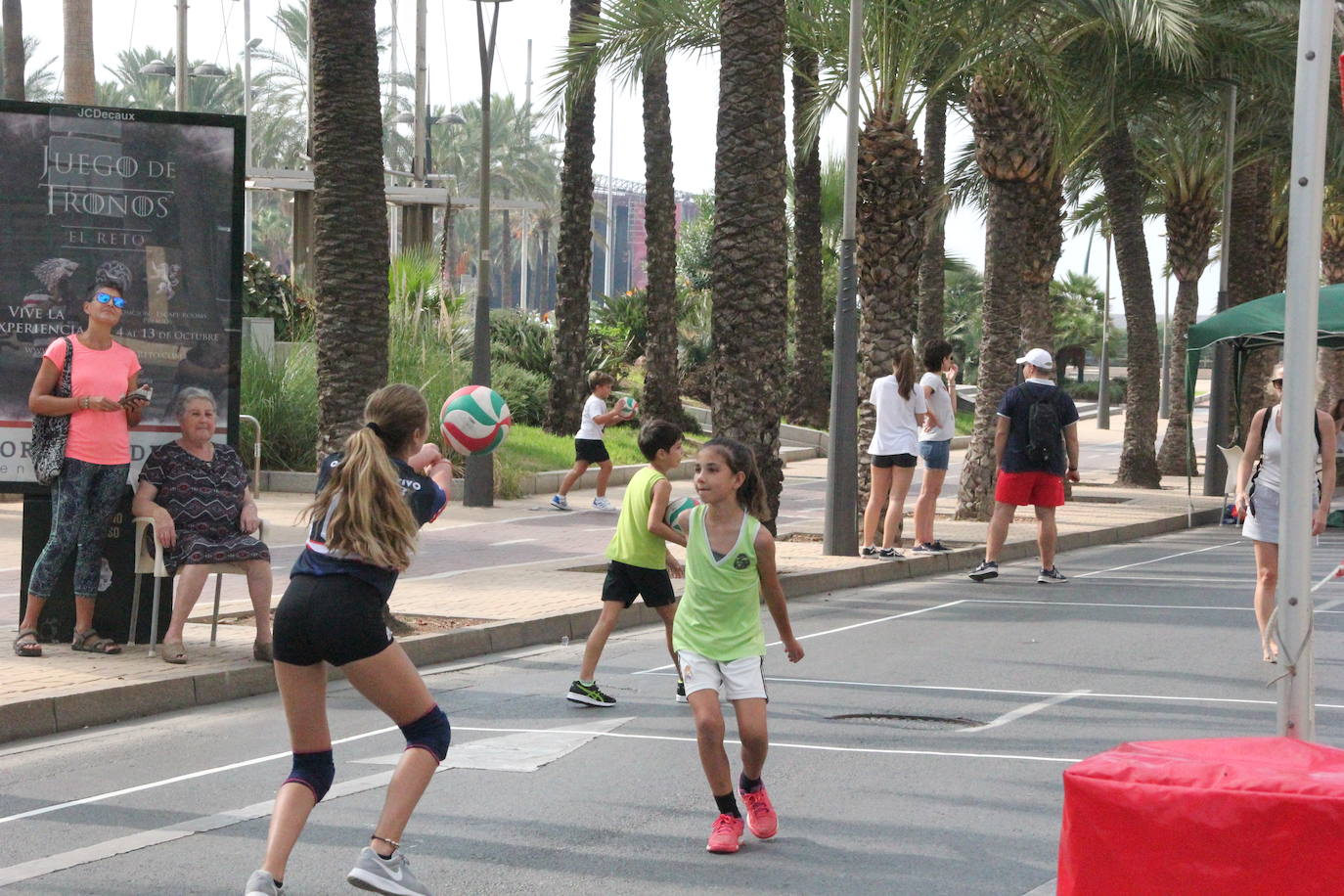 Miles de almerienses han participado en la actividad 'Muévete en la calle: actívate' programada para promocionar la práctica deportiva con casi una treintena de exhibiciones deportivas
