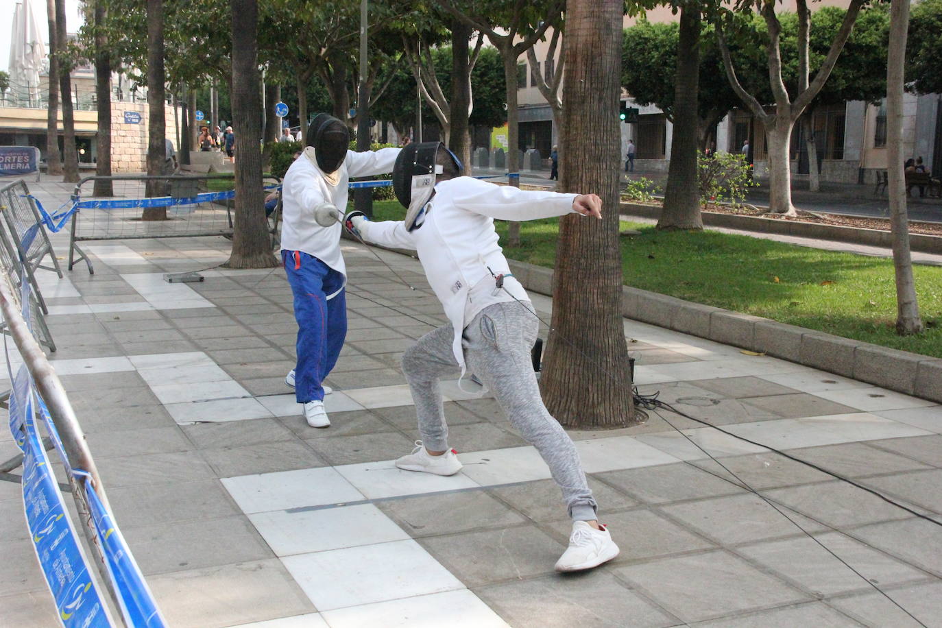 Miles de almerienses han participado en la actividad 'Muévete en la calle: actívate' programada para promocionar la práctica deportiva con casi una treintena de exhibiciones deportivas