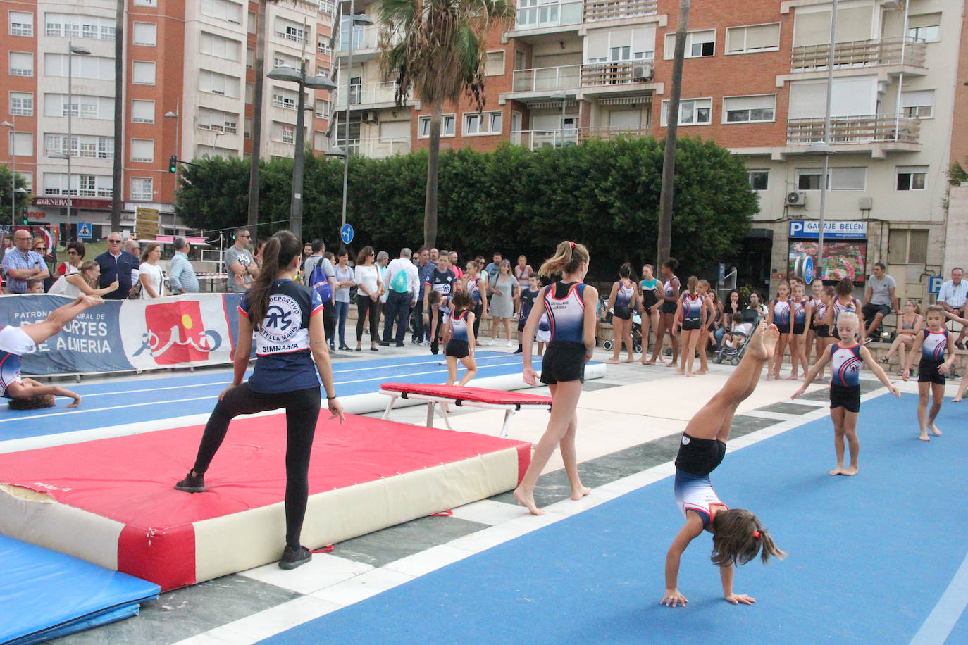 Miles de almerienses han participado en la actividad 'Muévete en la calle: actívate' programada para promocionar la práctica deportiva con casi una treintena de exhibiciones deportivas