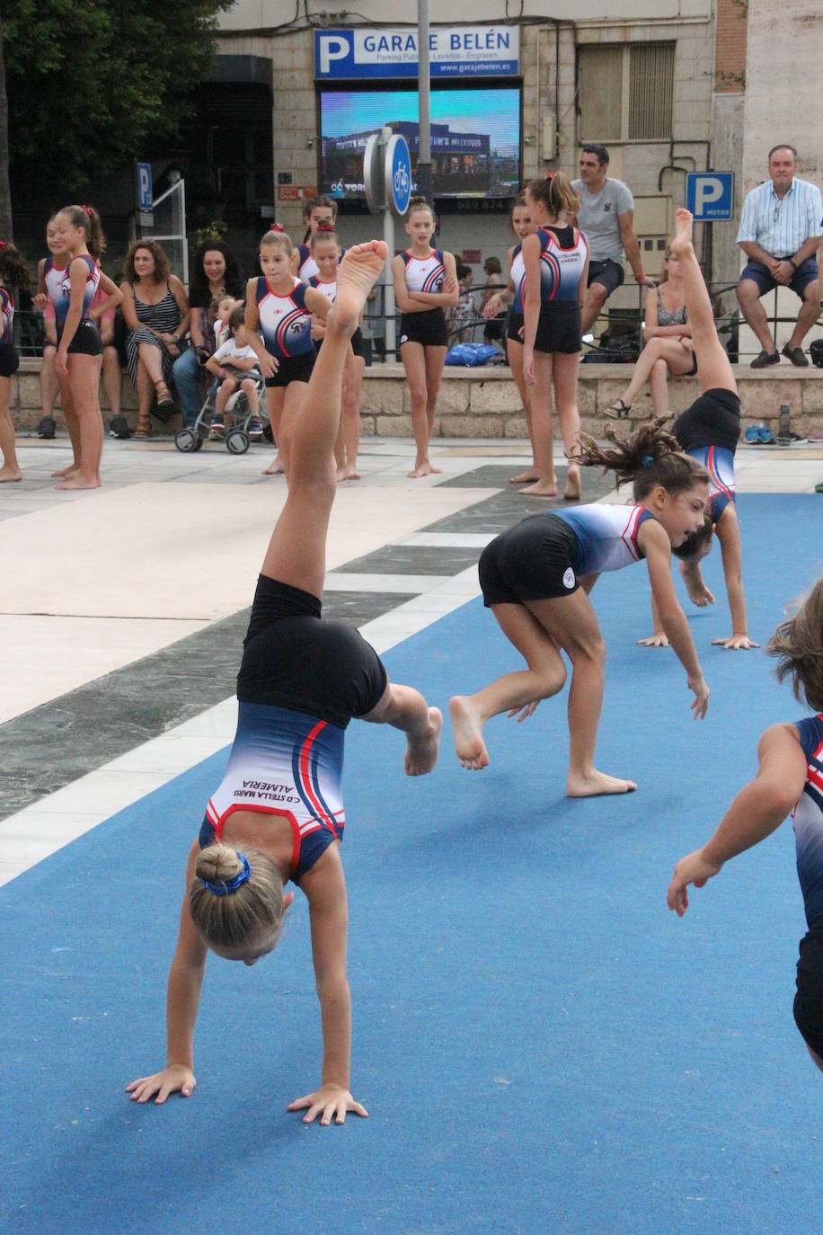 Miles de almerienses han participado en la actividad 'Muévete en la calle: actívate' programada para promocionar la práctica deportiva con casi una treintena de exhibiciones deportivas