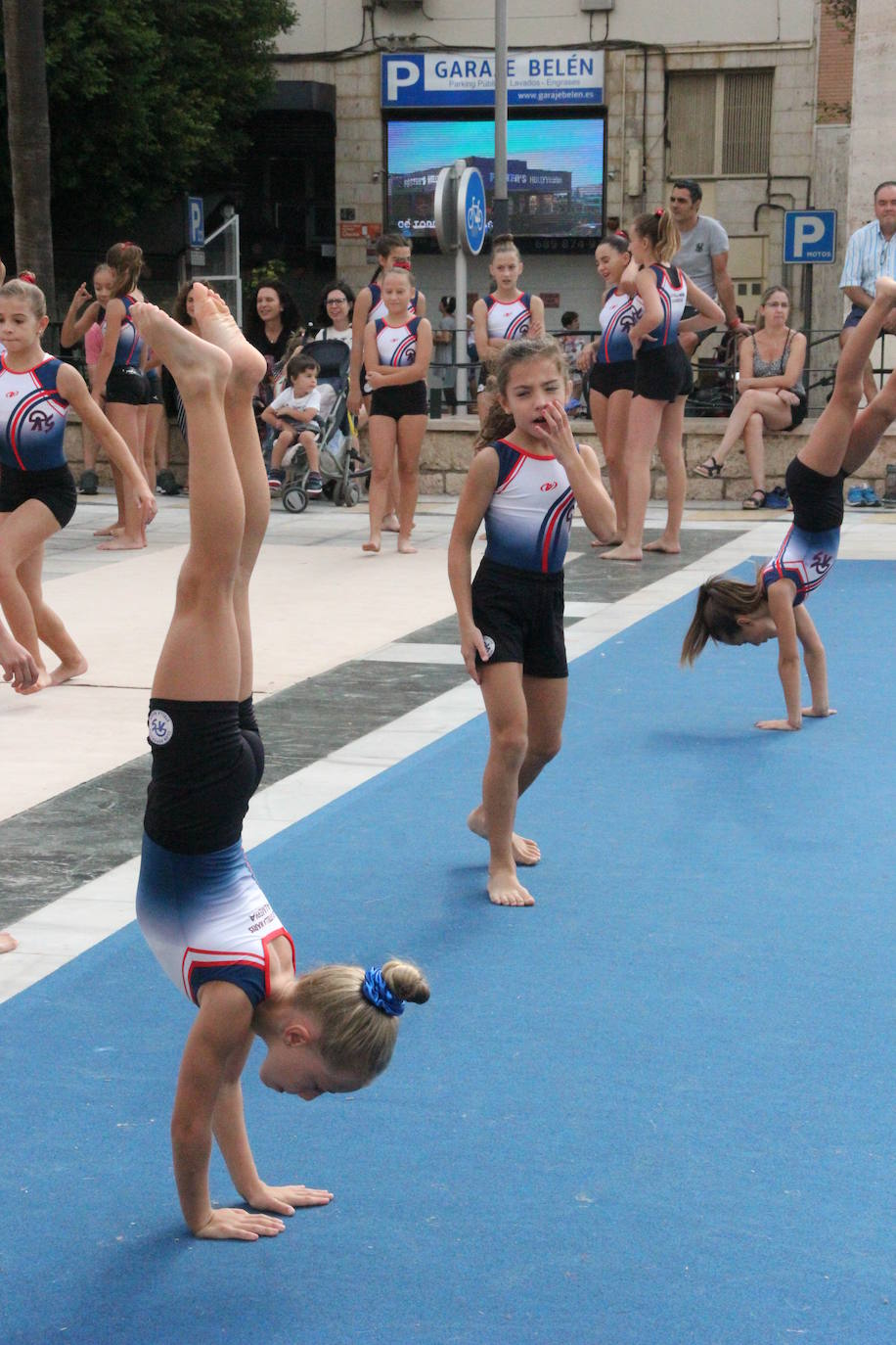 Miles de almerienses han participado en la actividad 'Muévete en la calle: actívate' programada para promocionar la práctica deportiva con casi una treintena de exhibiciones deportivas