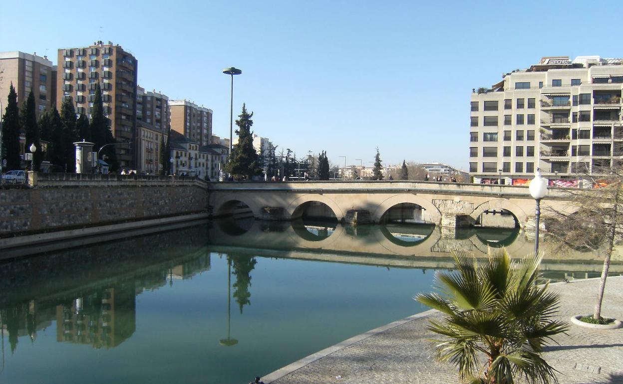 Agresión en Granada | Dos jóvenes detenidos por arrojar a un menor por el puente romano del Genil