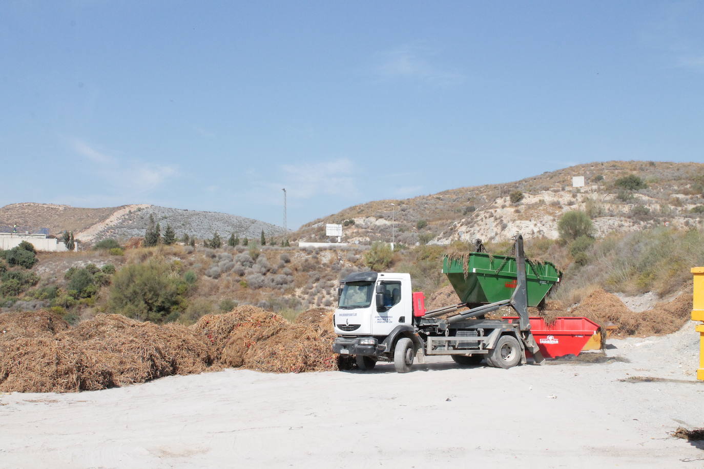 Diputación abre las instalaciones y las empresas de transporte comienzan a dejar la basura en el interior