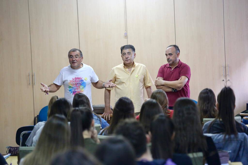 Alumnos de la UGR han dado clase en la parroquia de Camino de Ronda