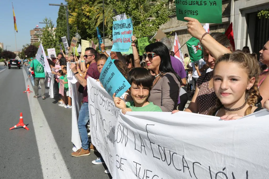 Padres, alumnos, profesores y sindicatos se movilizan para pedir que se desdoblen las clases y se amplíe el profesorado en estos centros de la provincia de Granada