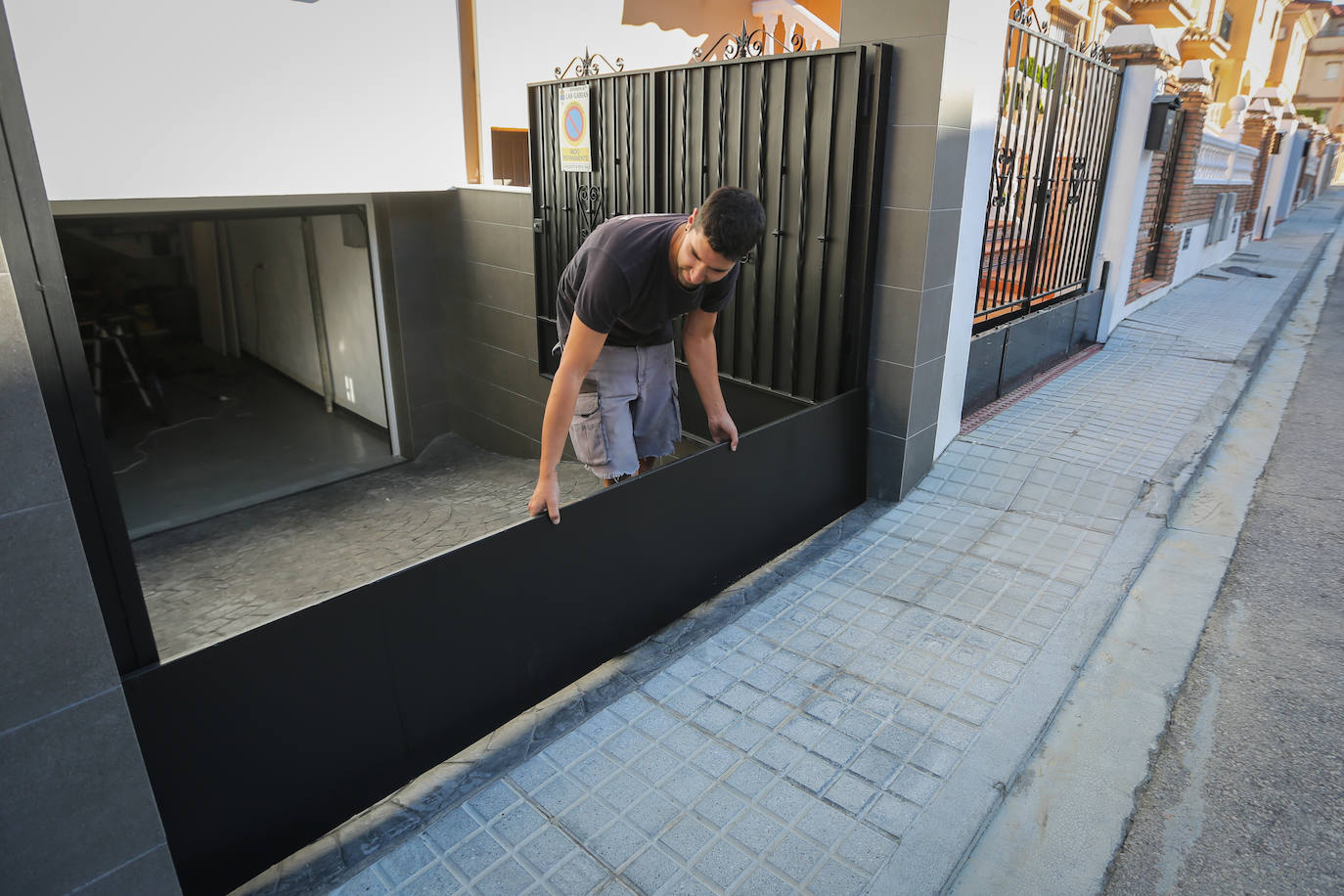 Uno de los vecinos afectados por las inundaciones coloca una compuerta.