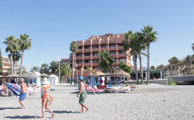 Los turistas en una de las playas de Almuñécar. 