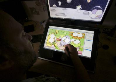 Imagen secundaria 1 - Chema García y Olga de Castro, en el estudio de su casa. Diseños de Los pollitos. 