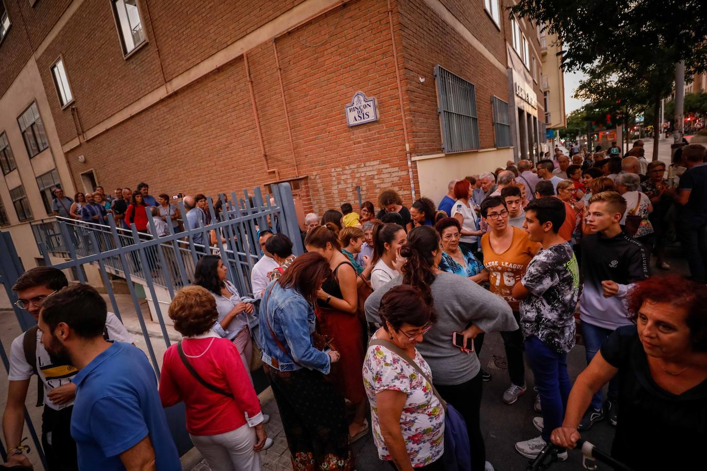 A la concentración ha acudido un centenar de personas para exigir dignidad para el barrio