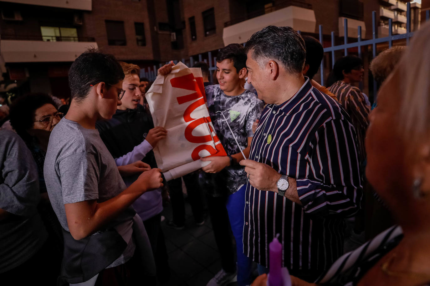 A la concentración ha acudido un centenar de personas para exigir dignidad para el barrio