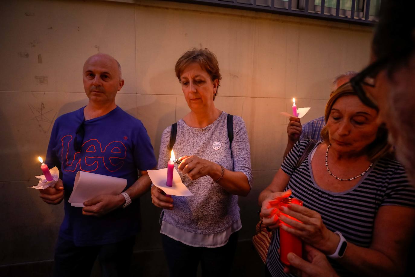 A la concentración ha acudido un centenar de personas para exigir dignidad para el barrio