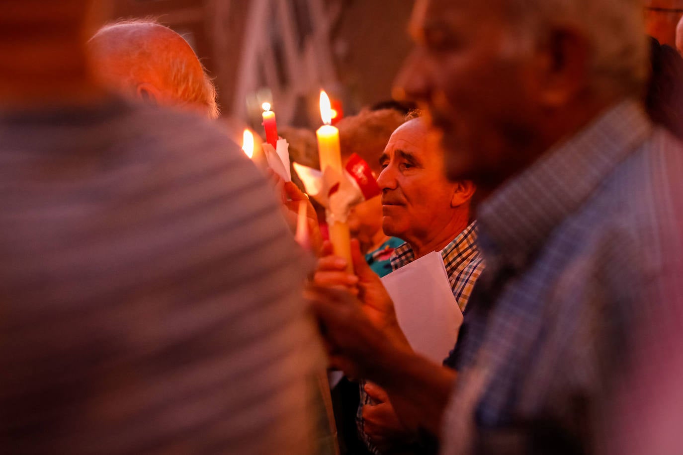 A la concentración ha acudido un centenar de personas para exigir dignidad para el barrio