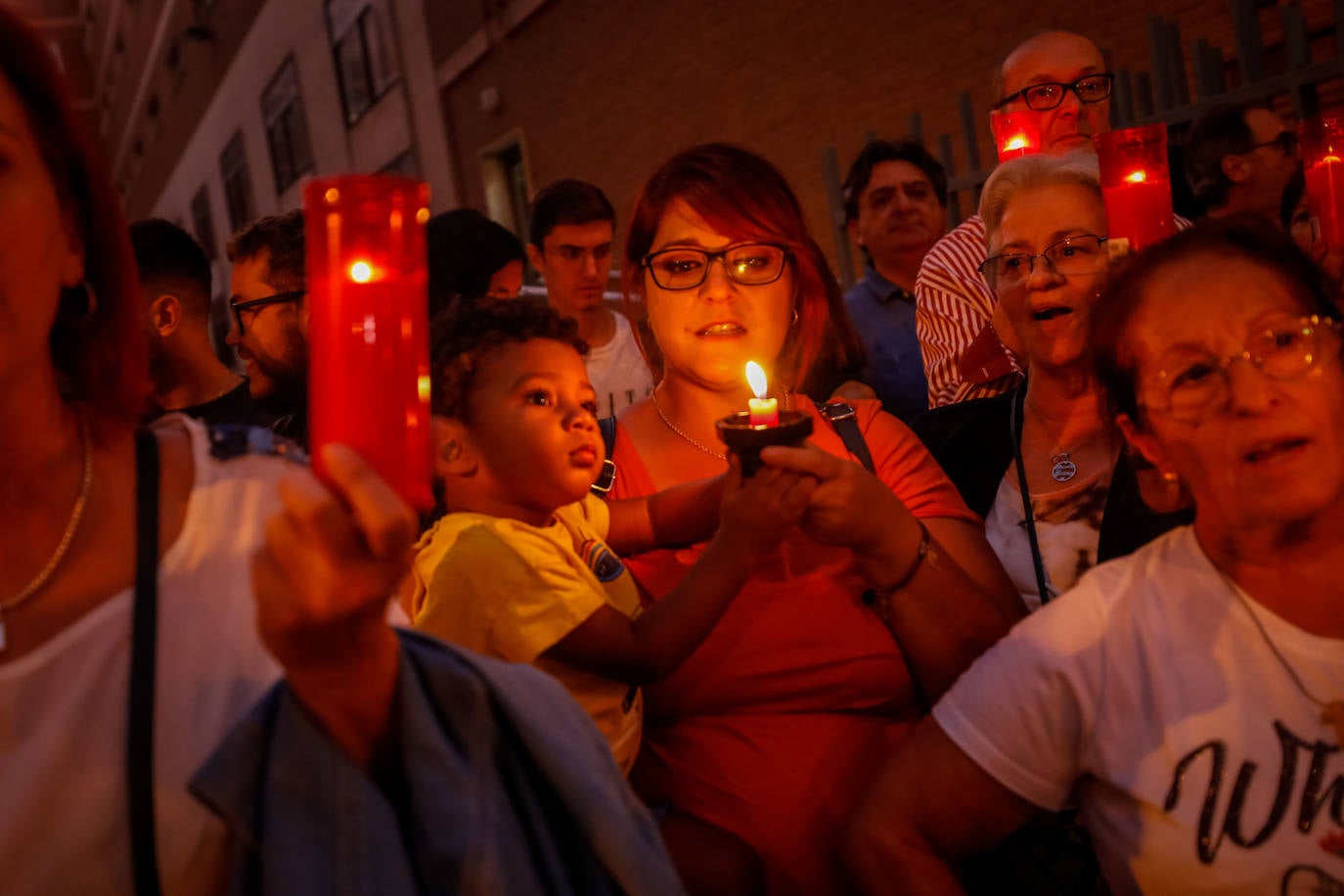 A la concentración ha acudido un centenar de personas para exigir dignidad para el barrio