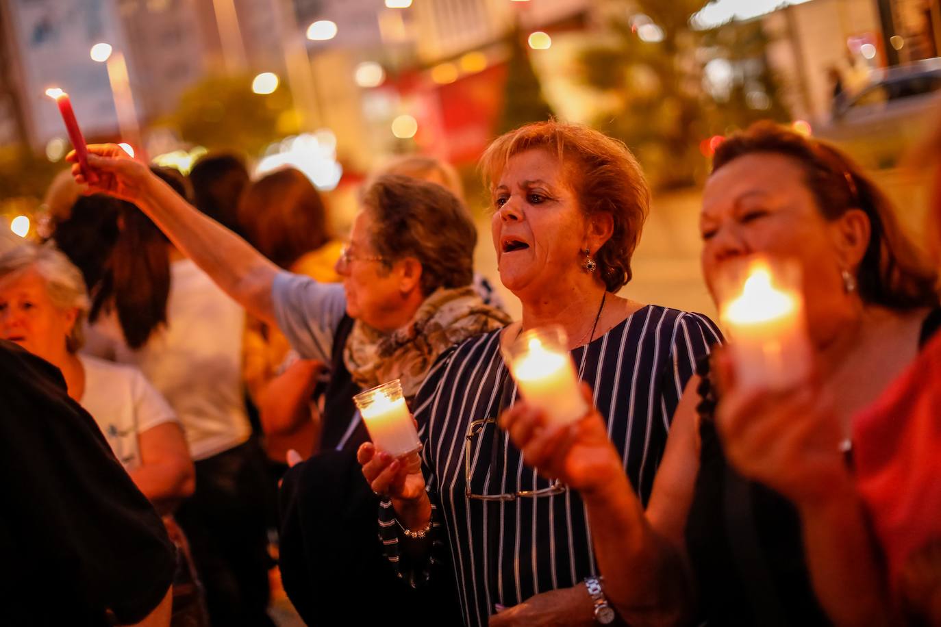 A la concentración ha acudido un centenar de personas para exigir dignidad para el barrio