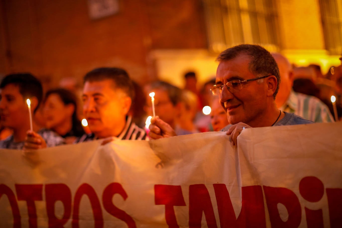 A la concentración ha acudido un centenar de personas para exigir dignidad para el barrio