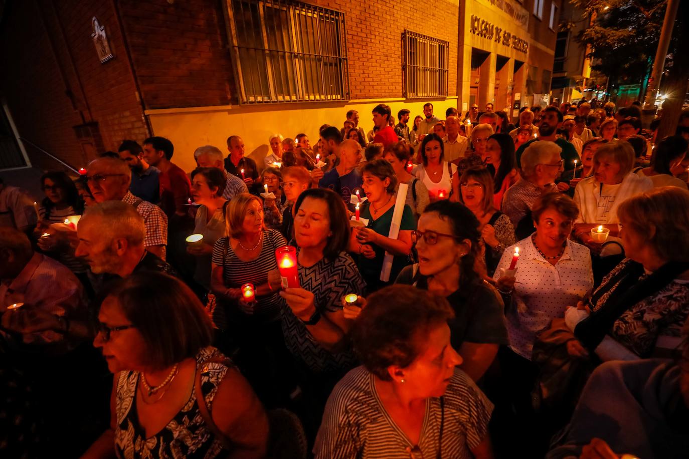 A la concentración ha acudido un centenar de personas para exigir dignidad para el barrio