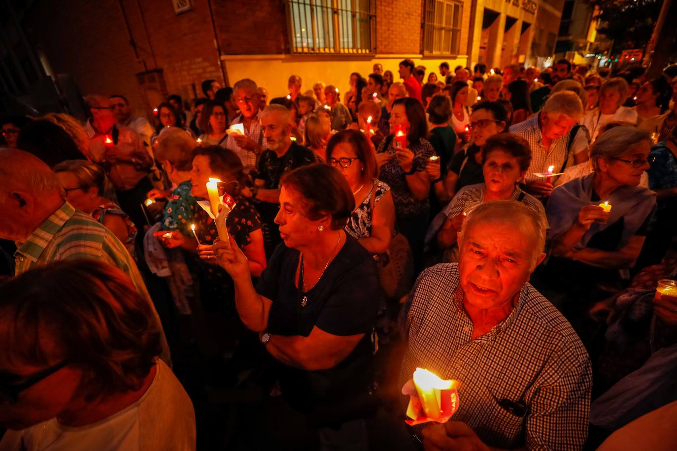 A la concentración ha acudido un centenar de personas para exigir dignidad para el barrio