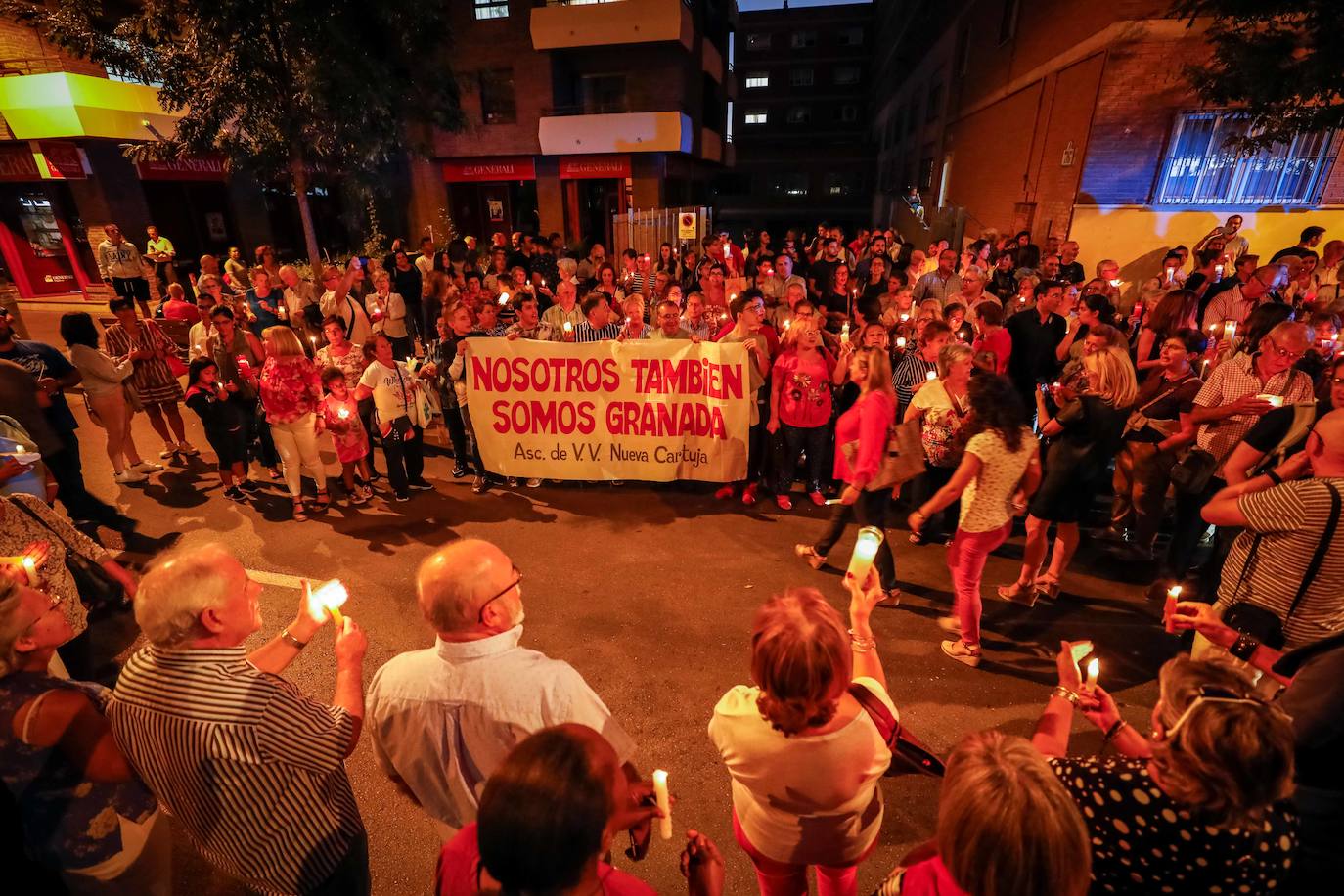 A la concentración ha acudido un centenar de personas para exigir dignidad para el barrio