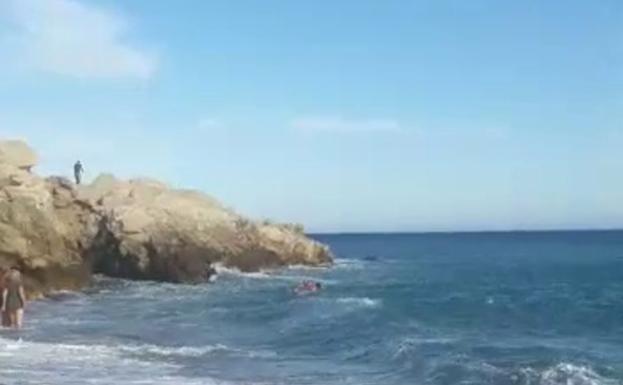 Rescate en la playa de Granada: Un policía local y un ciudadano salvan a una pareja de ahogarse en Almuñécar