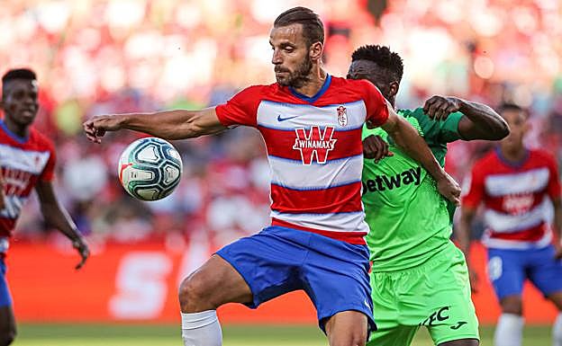 Roberto Soldado protege un balón ante el defensa del Leganés. 