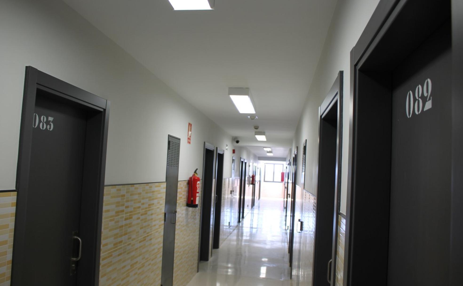 Puertas de las celdas en las que duermen y pasan parte del día los internos en el centro.