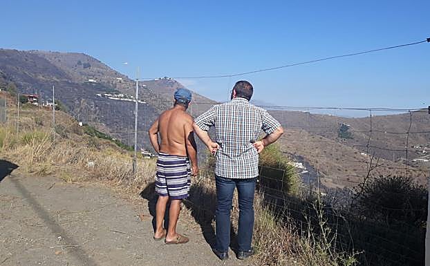 Los afectados mirando sus casas. 