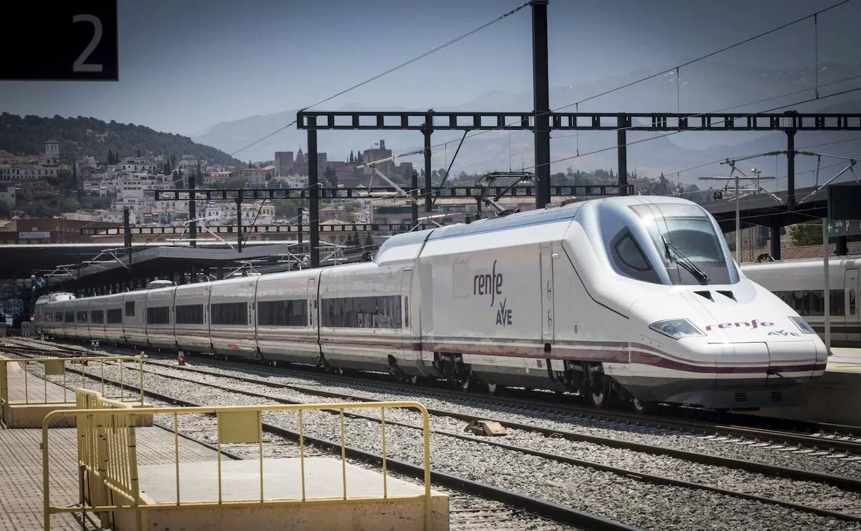Importante avería en el AVE en Granada | Cortado el tráfico y seis trenes afectados en la línea con Madrid