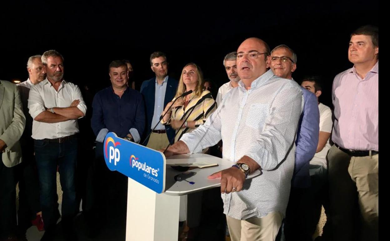 Sebastián Pérez, en la bienvenida al curso político en Órgiva, con Carlos Rojas a la derecha de la imagen.