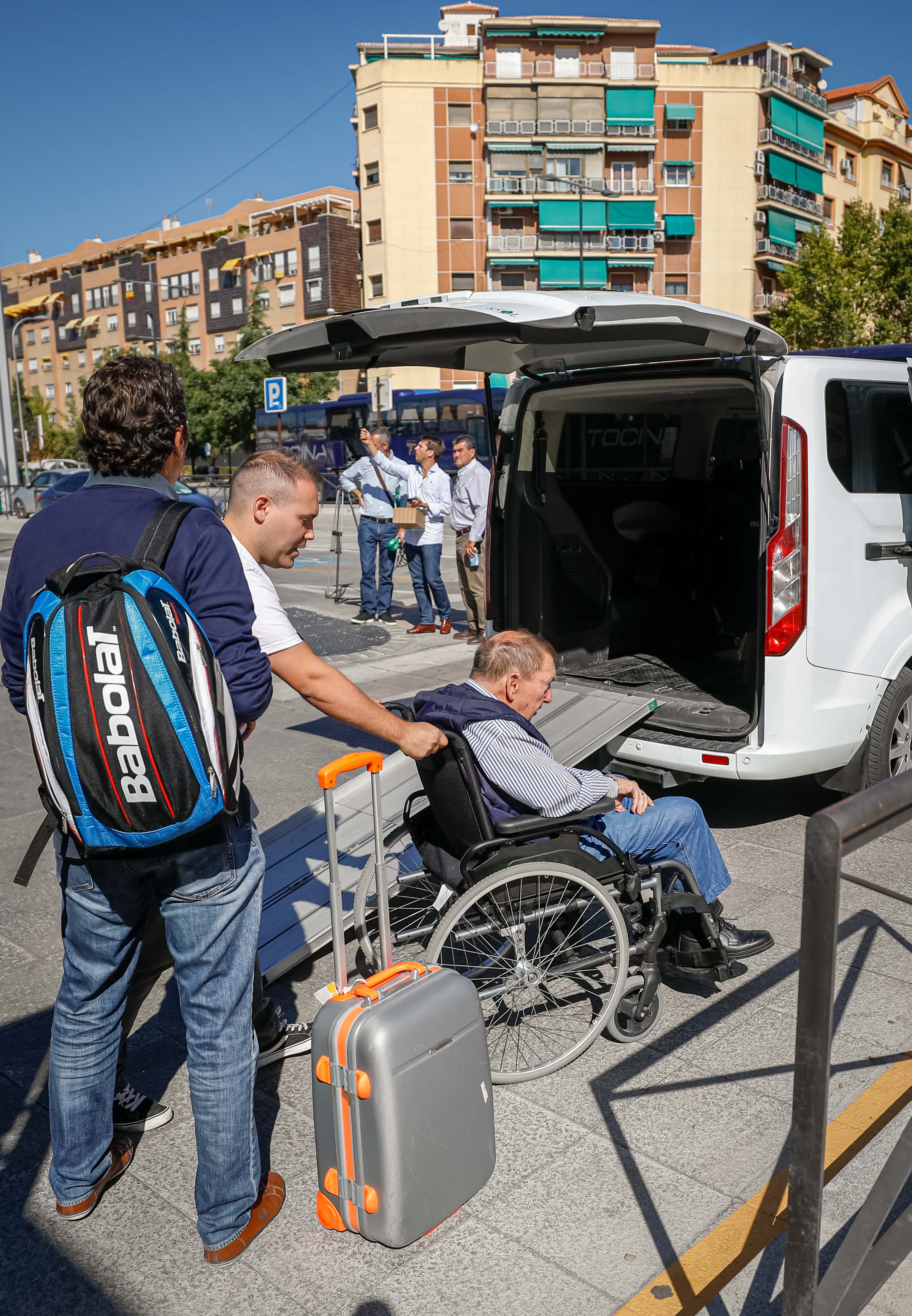 Fotos: Los autobuses llegan a Andaluces con los pasajeros afectados por la avería del AVE