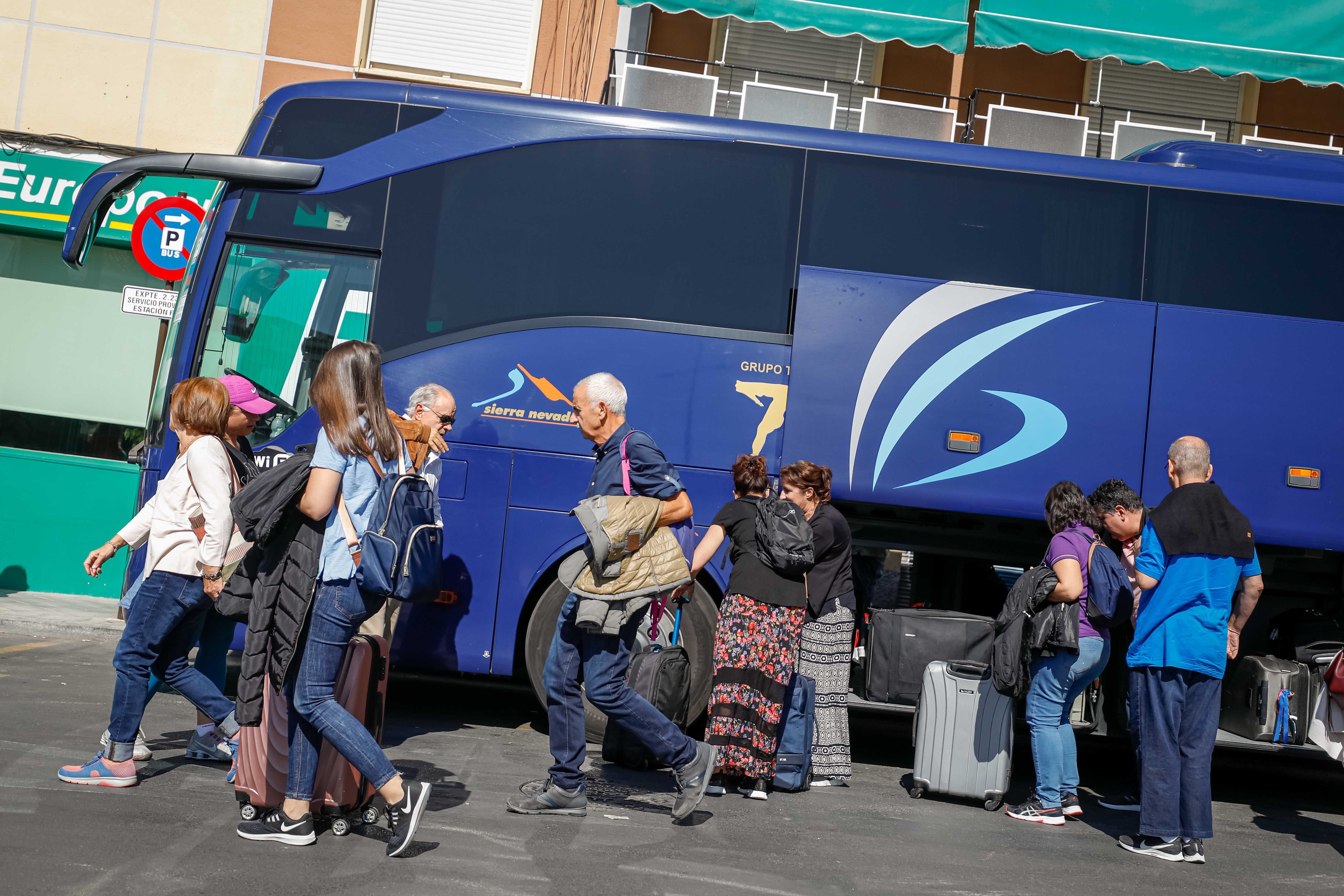 Fotos: Los autobuses llegan a Andaluces con los pasajeros afectados por la avería del AVE
