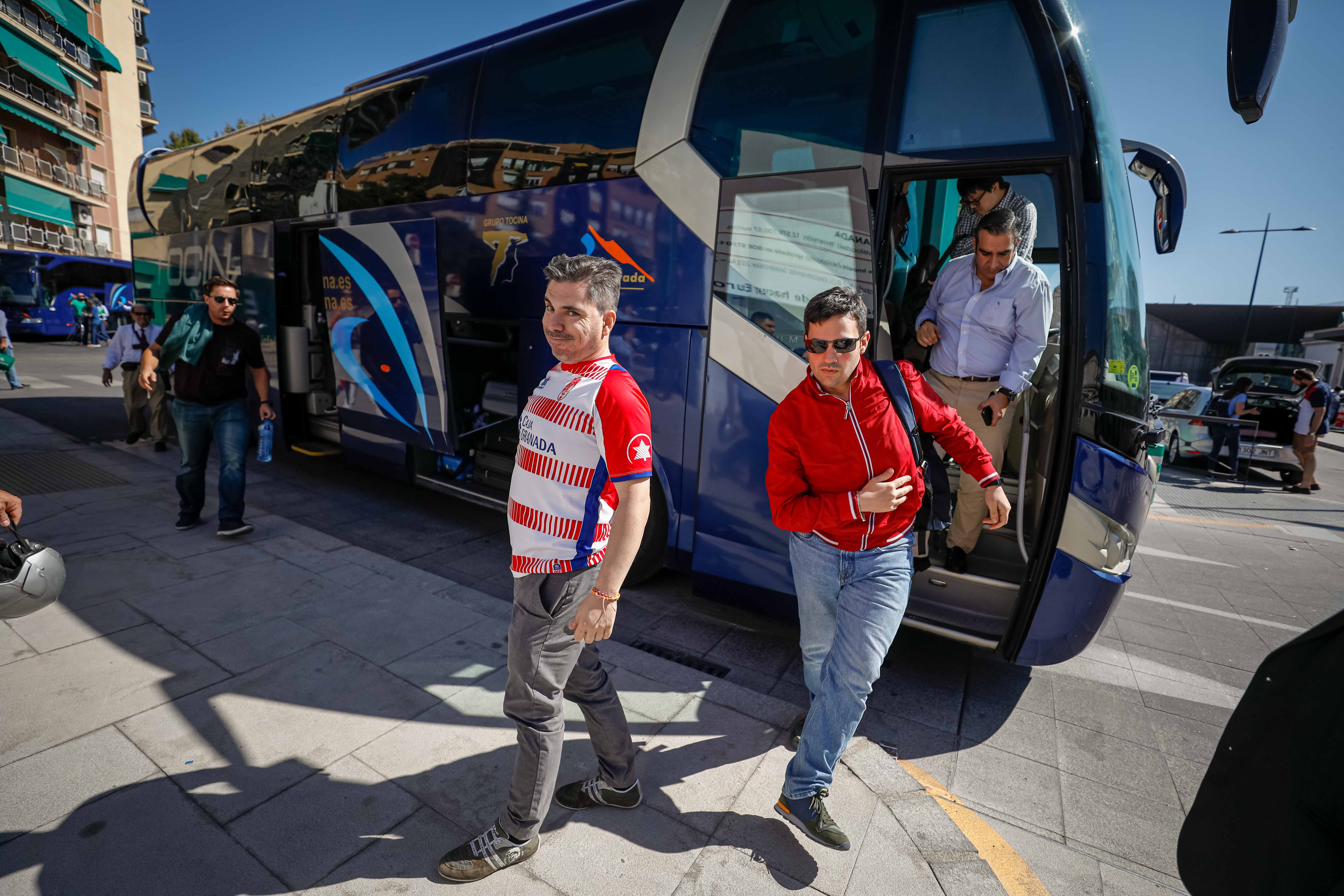 Fotos: Los autobuses llegan a Andaluces con los pasajeros afectados por la avería del AVE