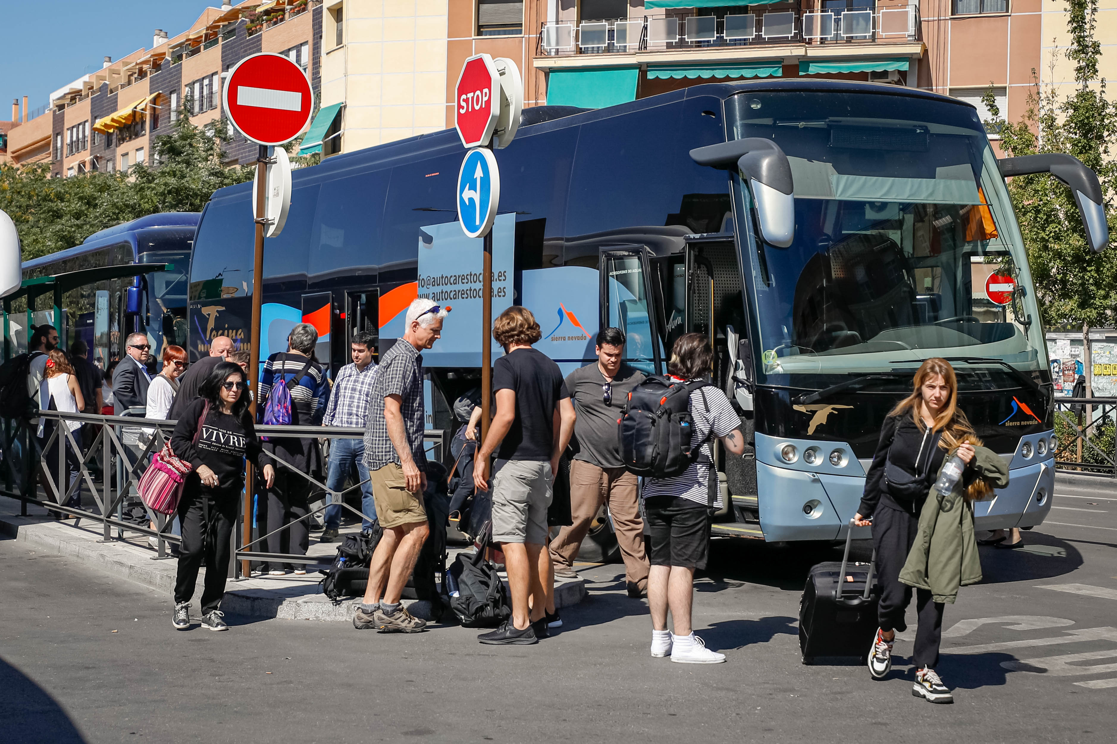 Fotos: Los autobuses llegan a Andaluces con los pasajeros afectados por la avería del AVE