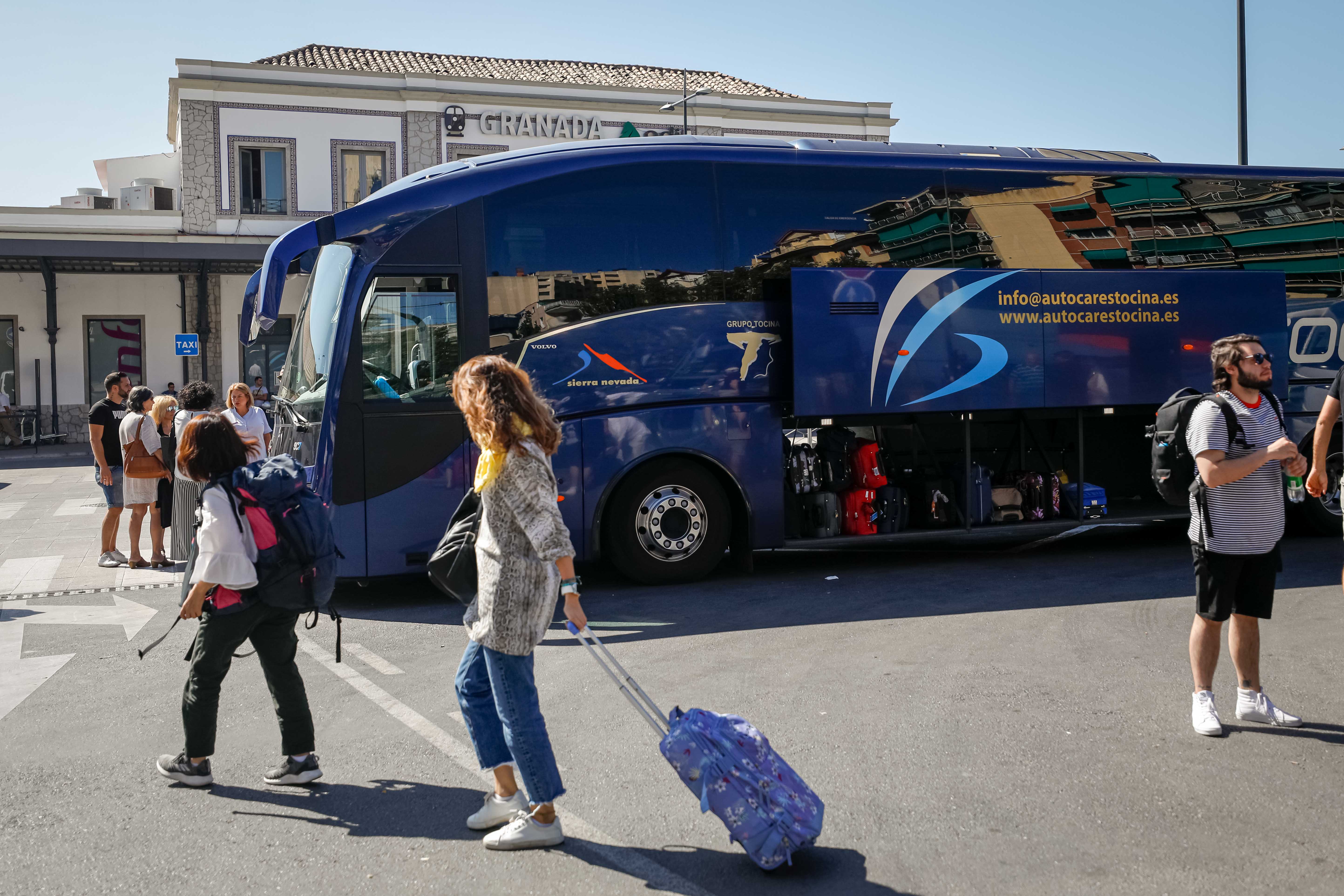 Fotos: Los autobuses llegan a Andaluces con los pasajeros afectados por la avería del AVE