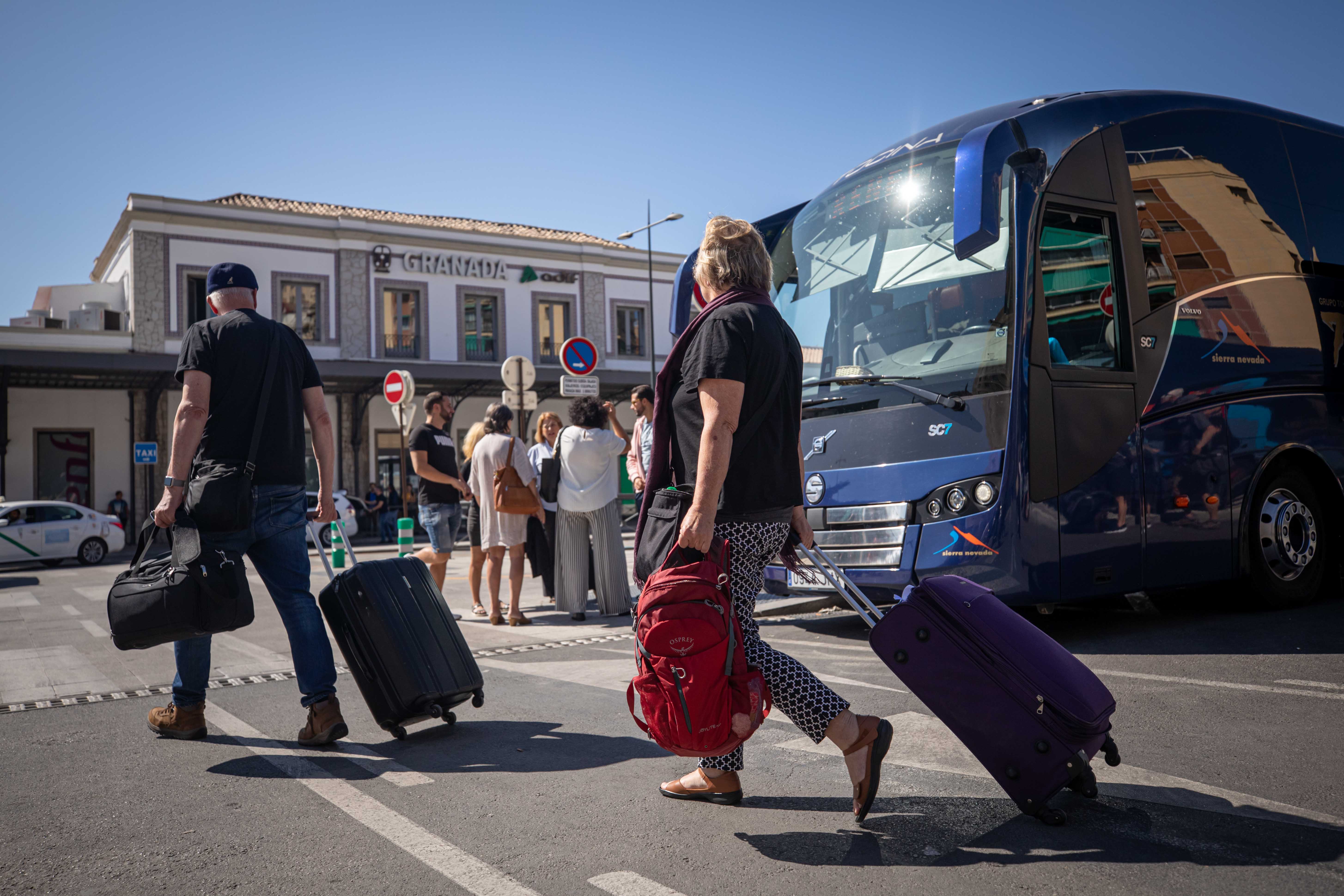 Fotos: Los autobuses llegan a Andaluces con los pasajeros afectados por la avería del AVE
