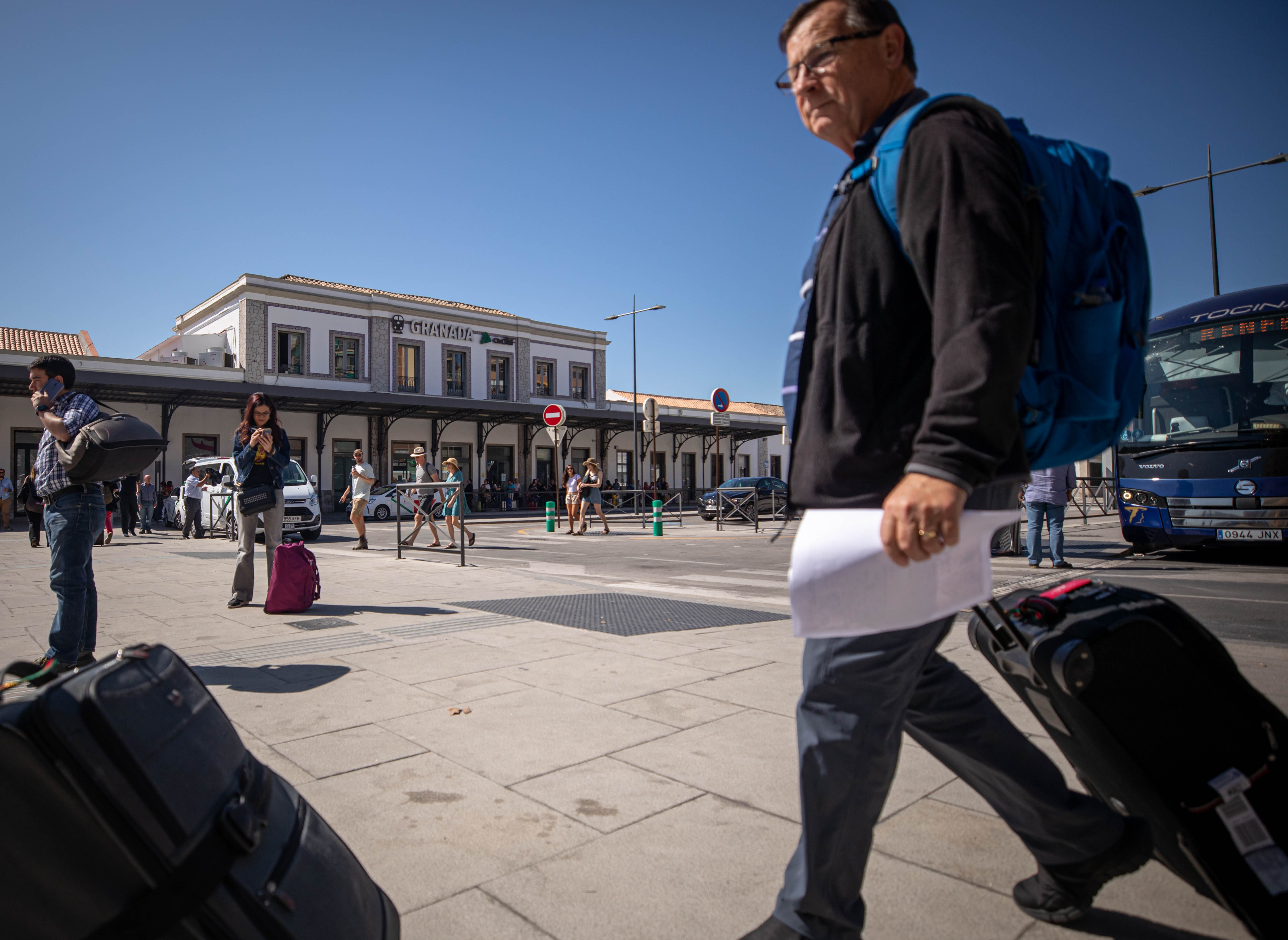 Fotos: Los autobuses llegan a Andaluces con los pasajeros afectados por la avería del AVE