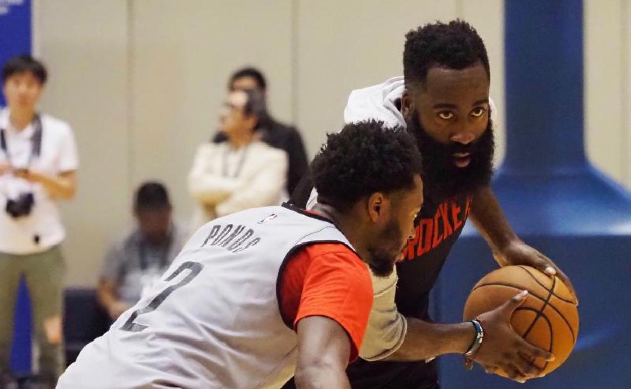 James Harden, durante una sesión de entrenamiento de los Rockets en Tokio. 