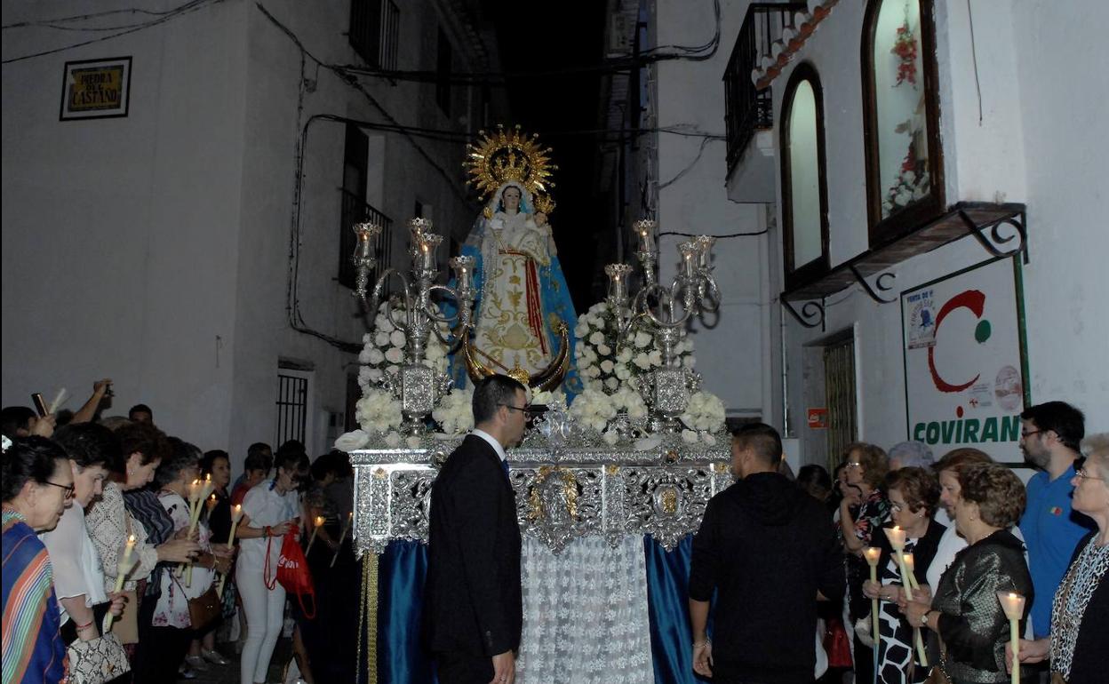La imagen de Nuestra Señora del Rosario vuelve a ser procesionada por las calles de Lanjarón
