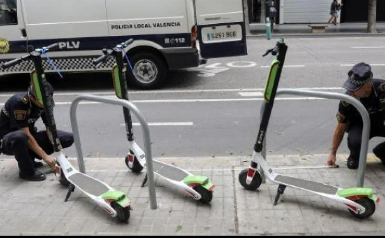 Revolución DGT | Patinetes y bicis sin circular y estacionar en aceras: habrá menos aparcamientos para coches